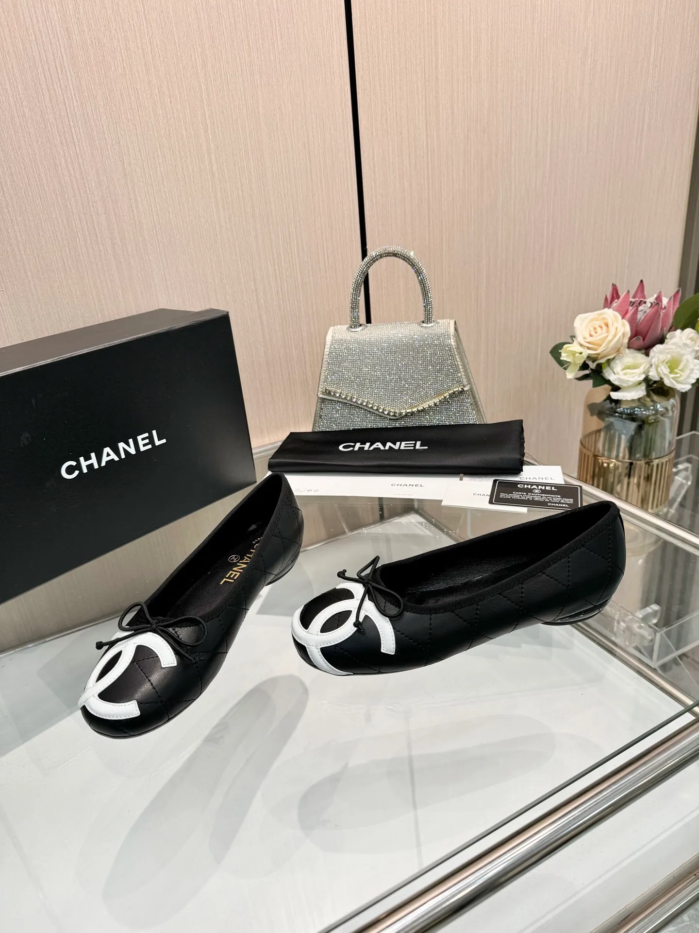 👟👟Ex-factory price 500👟👟 | ²⁰²5 𝐬𝐬 🤍🤎𝐂𝐇𝐀𝐍𝐄𝐋Chanel 26A catwalk style handmade Mary Jane women's shoes. Ballet shoes are so amazing, the bow pattern is so cute! Even if I don’t wear flat shoes, I can’t resist the temptation! The second recommended pair of Chanel logo women's shoes has great texture and is versatile. It is made of lambskin and has an original two-color outsole. Size: 35-40 (41 can be customized and cannot be returned or exchanged)